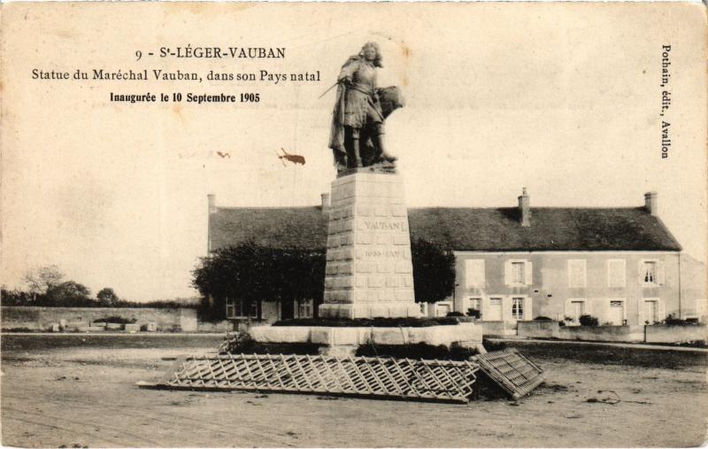 Carte postale ancienne St Leger Vauban Statue du Marechal Vauban