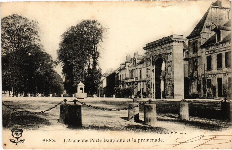 Carte postale ancienne Sens Porte Dauphine et la promenade