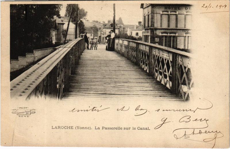 Carte postale ancienne Laroche Migennes la Passerelle sur le Canal à Migennes
