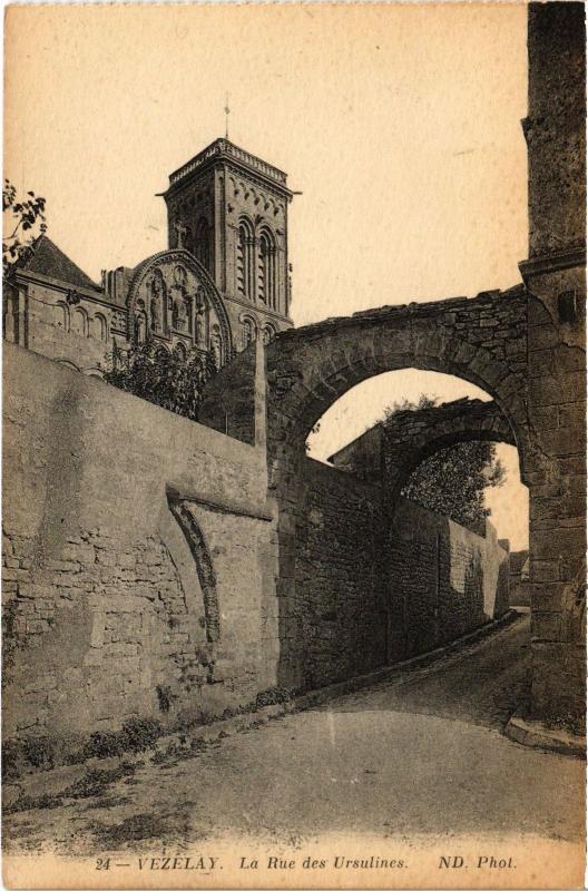 Carte postale ancienne Vezelay Rue des Ursulines