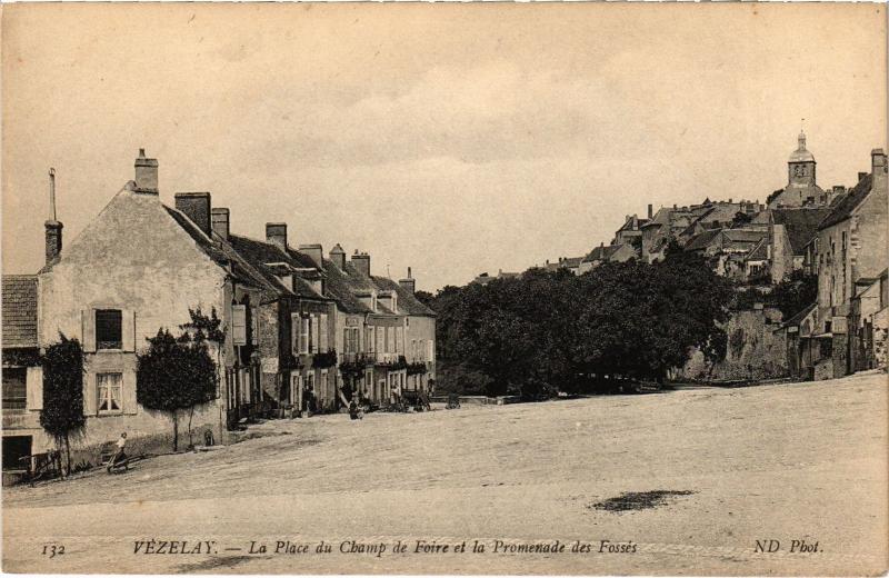 Carte postale ancienne Vezelay Place du Champ
