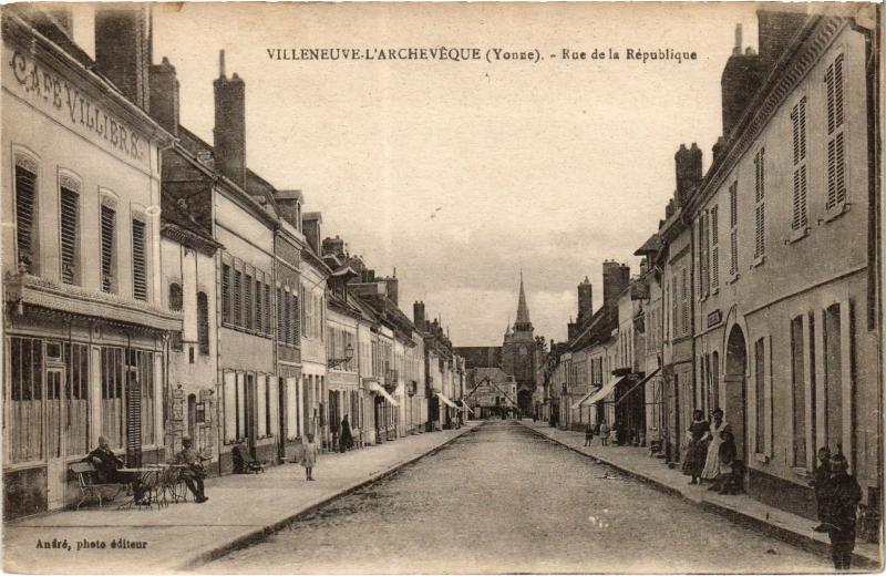 Carte postale ancienne Villeneuve l'Archeveque Rue de la Republique