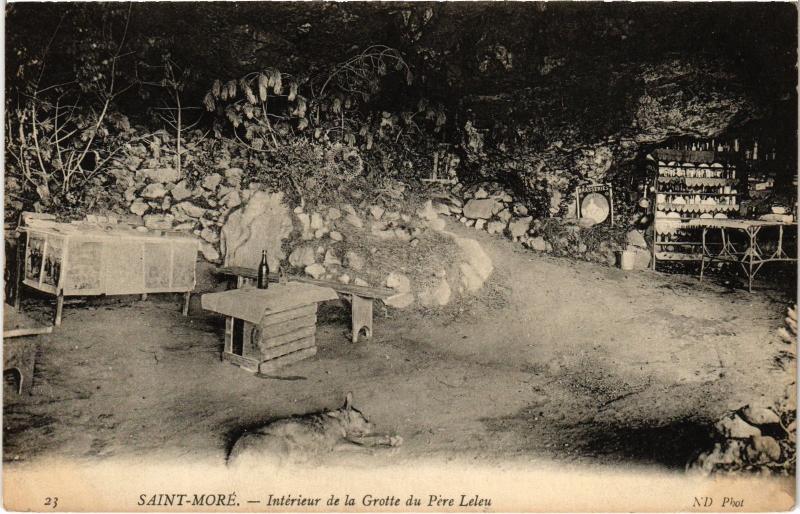 Carte postale ancienne St More interieur de la Grotte du Pere Leleu