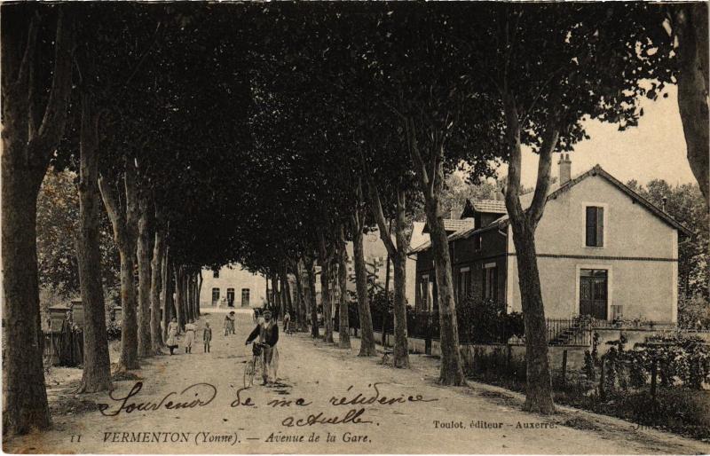 Carte postale ancienne Vermenton Avenue de la Gare à Vermenton
