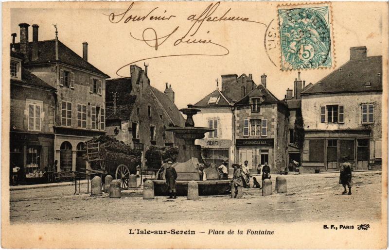 Carte postale ancienne L'Isle sur Serein Place de la Fontaine à L'Isle-sur-Serein