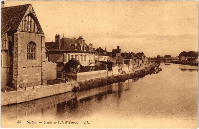 Carte postale ancienne Sens Quais de l'Ile d'Yonne