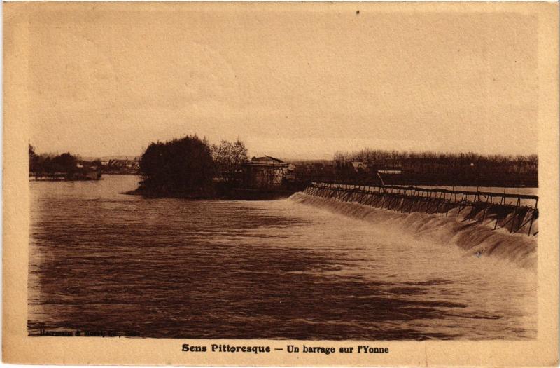 Carte postale ancienne Sens un barrage sur l'Yonne