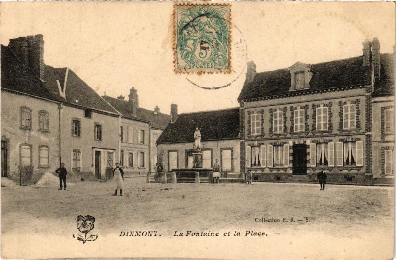 Carte postale ancienne Dixmont la Fontaine et la Place à Dixmont