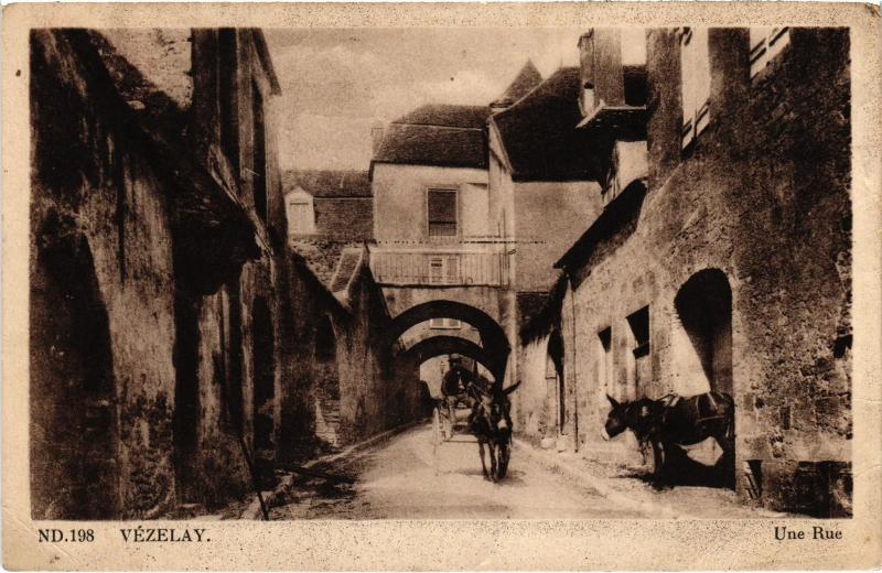Carte postale ancienne Vezelay une rue