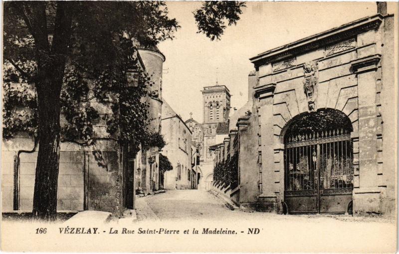 Carte postale ancienne Vezelay Rue Saint-Pierre et la Madeleine
