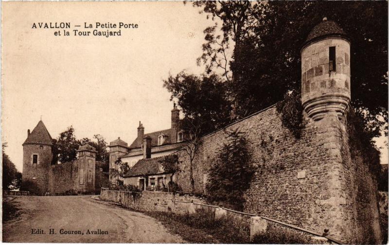 Carte postale ancienne Avallon Petit Porte et la Tour Gaujard à Avallon