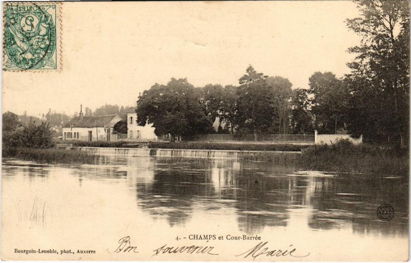 Carte postale ancienne Champs et Cour Barree