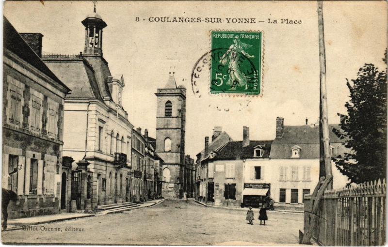 Carte postale ancienne Coulanges sur Yonne la Place à Coulanges-sur-Yonne