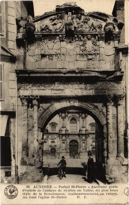 Carte postale ancienne Auxerre Portail de Saint-Pierre à Auxerre