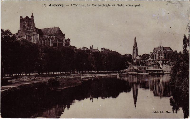 Carte postale ancienne Auxerre Cathedrale et Eglise Saint-Germain à Auxerre