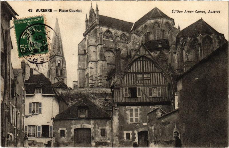 Carte postale ancienne Auxerre Place Courtet à Auxerre