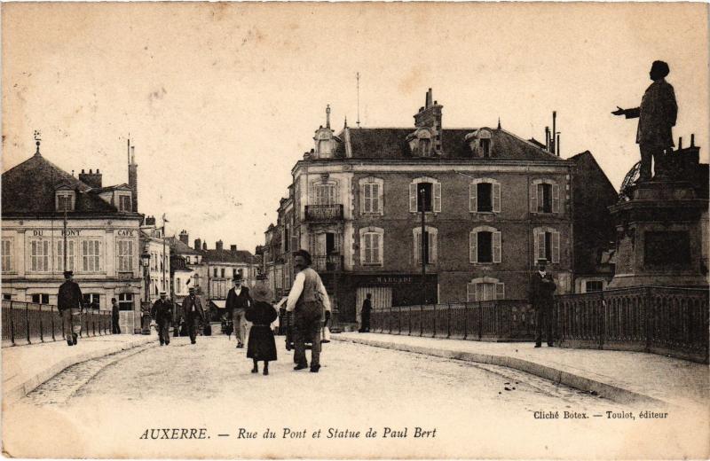 Carte postale ancienne Auxerre Rue du Pont et Statue de Paul Bert à Auxerre