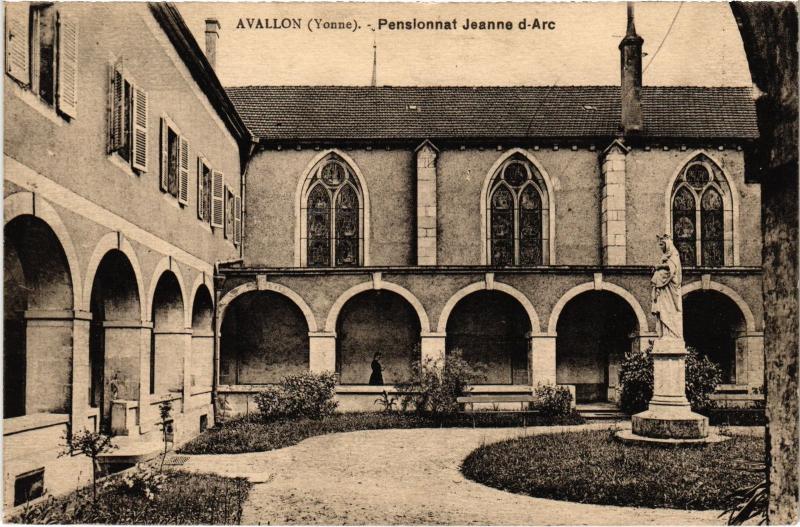 Carte postale ancienne Avallon Pensionnat Jeanne d'Arc à Avallon