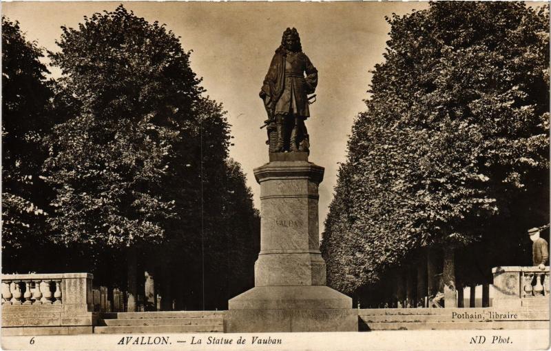 Carte postale ancienne Avallon Statue de Vauban à Avallon
