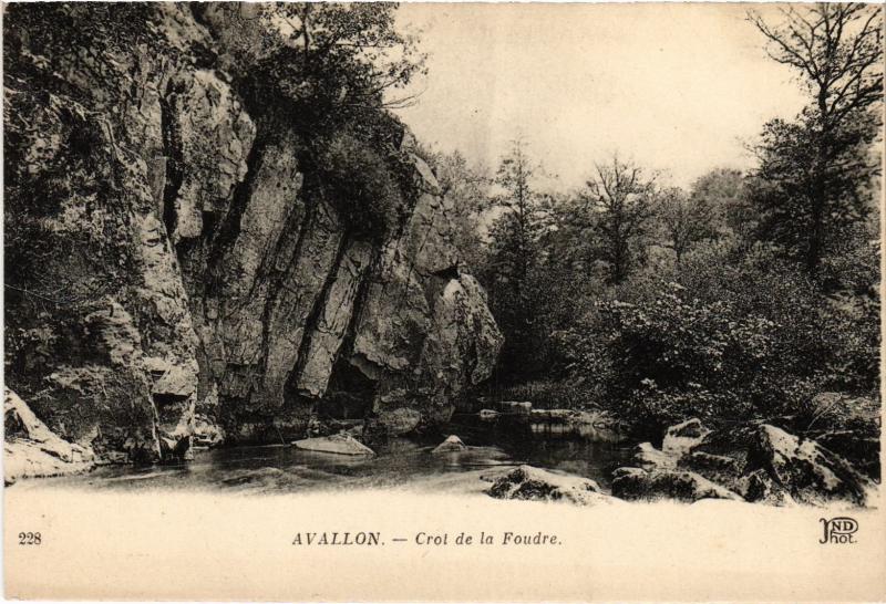 Carte postale ancienne Avallon Crot de la Foudre à Avallon