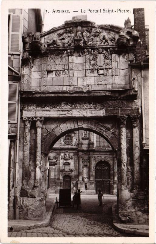 Carte postale ancienne Auxerre Portail de Saint-Pierre à Auxerre