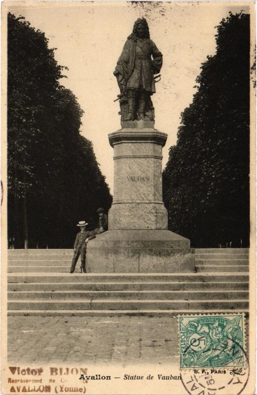 Carte postale ancienne Avallon Statue de Vauban à Avallon