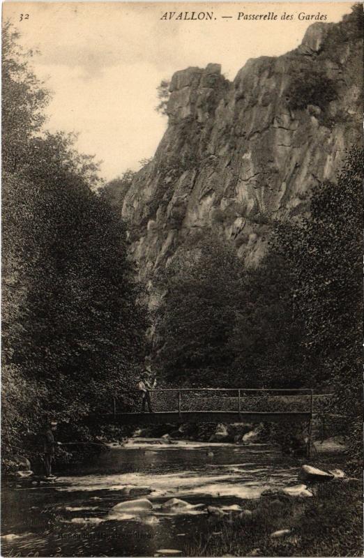 Carte postale ancienne Avallon Passerelle des Gardes à Avallon