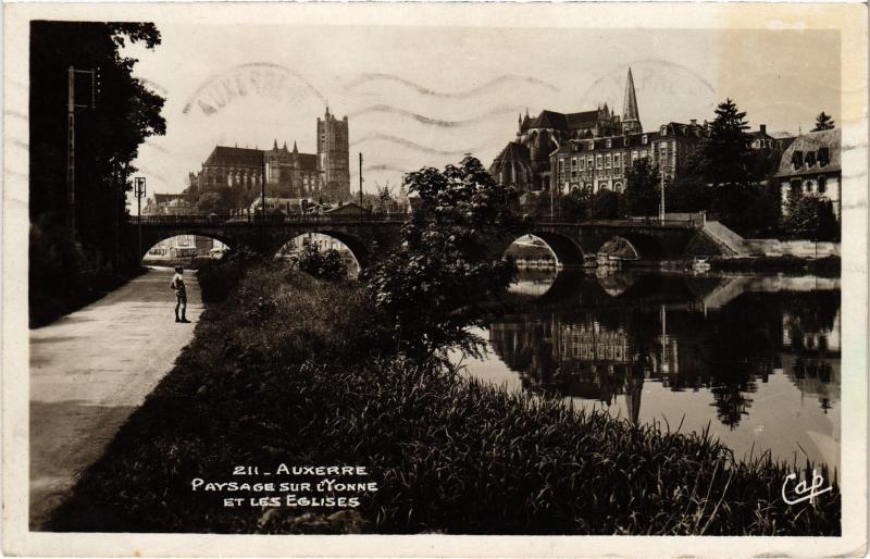 Carte postale ancienne Auxerre Paysage sur l'Yonne et les Eglises à Auxerre