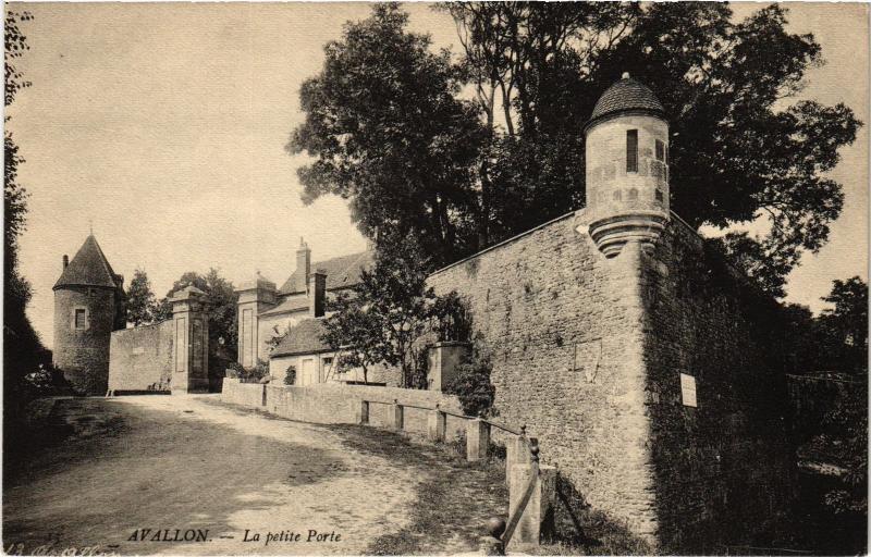 Carte postale ancienne Avallon la petite Porte à Avallon