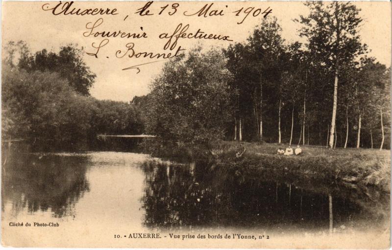 Carte postale ancienne Auxerre vue prise des bords de l'Yonne à Auxerre