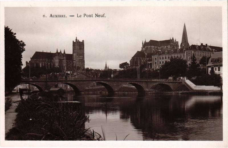 Carte postale ancienne Auxerre Pont Neuf à Auxerre
