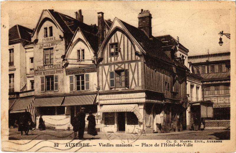 Carte postale ancienne Auxerre Place de l'Hotel de Ville vieilles maisons à Auxerre