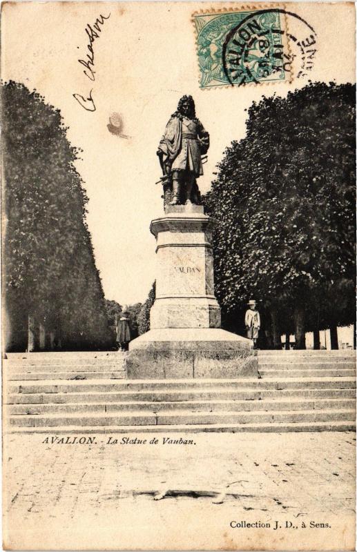 Carte postale ancienne Avallon Statue de Vauban à Avallon