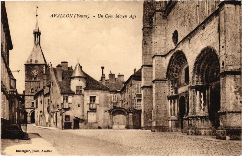Carte postale ancienne Avallon un coin Moyen Age à Avallon