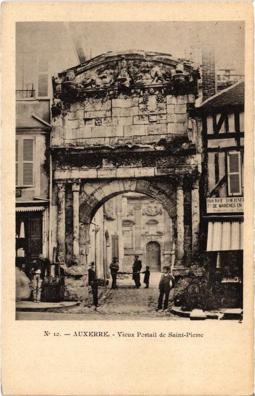 Carte postale ancienne Auxerre Portail de Saint-Pierre à Auxerre