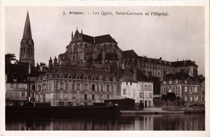 Carte postale ancienne Auxerre les Quais Saint-Germain et Hopital à Auxerre