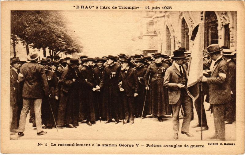 Carte postale ancienne Paris Arc de Triomphe Pretres aveugles de guerre