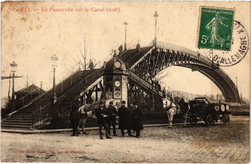 Carte postale ancienne La Passerelle sur le canal à Paris 19e