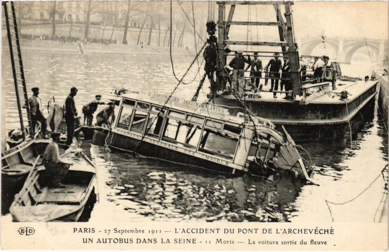 Carte postale ancienne Paris 5e Accident pont de l'Archeveché autobus dans la seine à Paris 5e