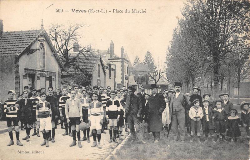 Carte postale ancienne Voves - Place Du Marche