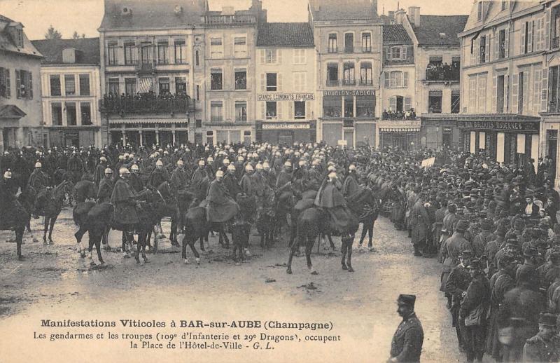 Carte postale ancienne Manifestation Viticoles A Bar Sur Aube - Les Gendarmes Et Les Troupes - 1 à Bar-sur-Aube
