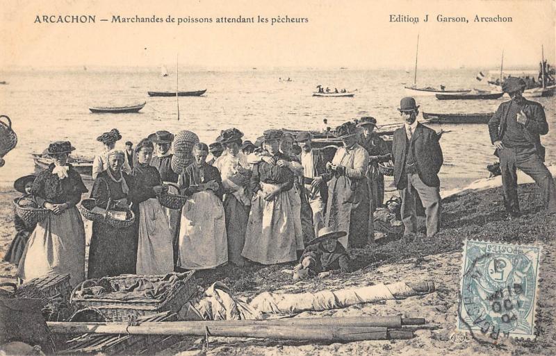 Carte postale ancienne Arcachon - Marchandes De Poissons Attendant Les Pecheurs - cpa rare à Arcachon