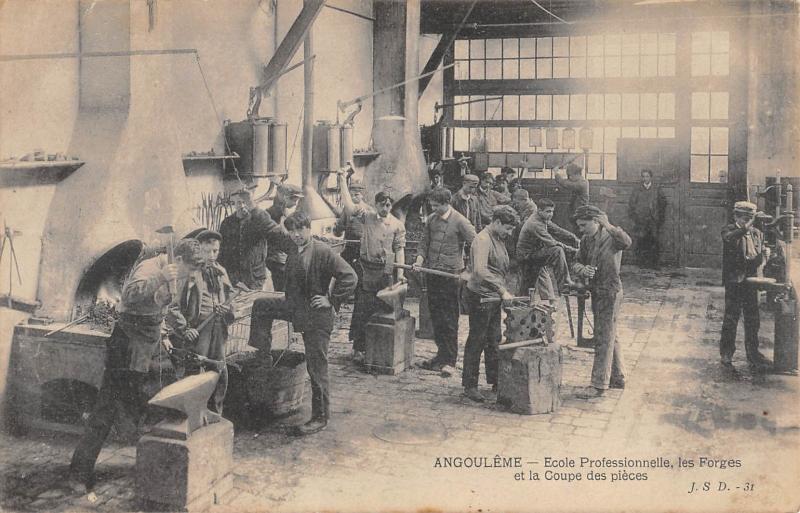 Carte postale ancienne Angouleme - Ecole Professionnelle - Les Forges Et La Coupe Des Pieces à Angoulême