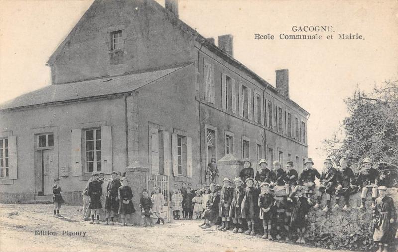 Carte postale ancienne Gacogne - Ecole Communale Et Mairie à Gâcogne