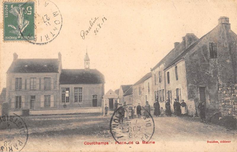 Carte postale ancienne Courchamps - Place De La Mairie à Courchamps
