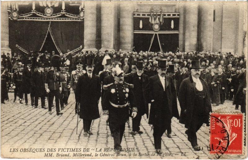 Carte postale ancienne Versailles Les Obseques des Victimes de la Rep France à Versailles