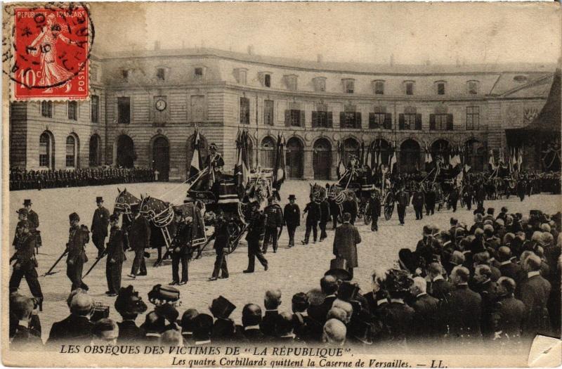 Carte postale ancienne Versailles Les Obseques des Victimes de la Rep France à Versailles