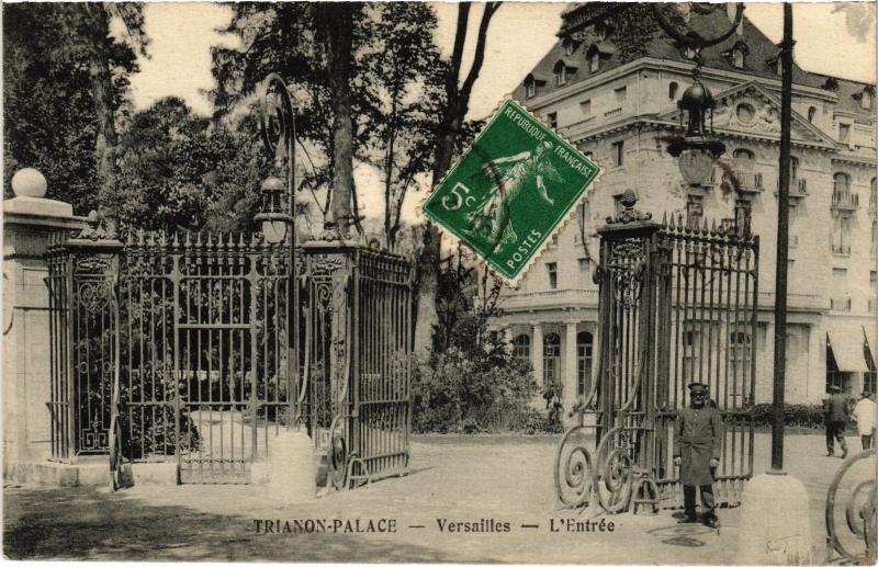 Carte postale ancienne Versailles Trianon Palace, L'Entree France à Versailles
