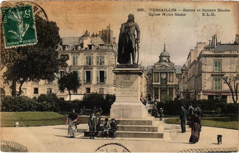 Carte postale ancienne Versailles Statue et Square Hoche France à Versailles