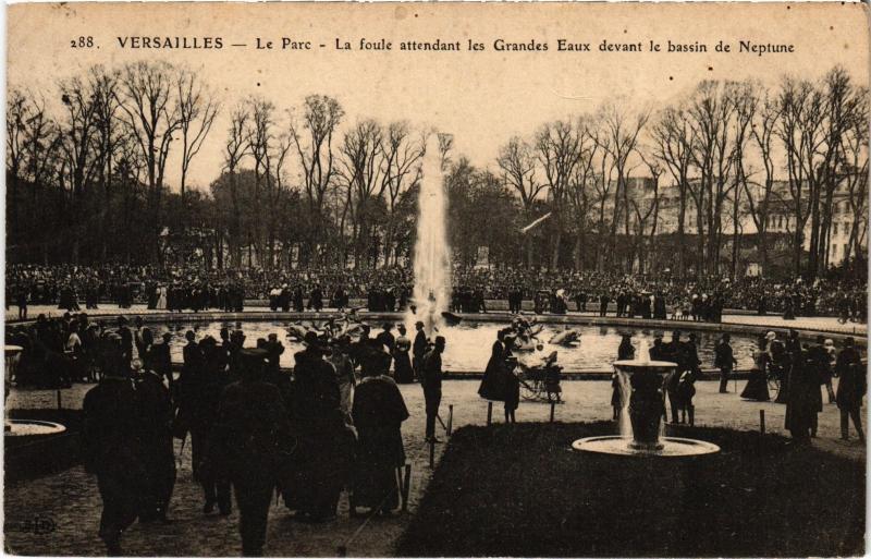 Carte postale ancienne Versailles Le Parc, La foule attendant France à Versailles